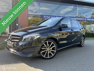Mercedes-Benz B-klasse 180 Business Solution AMG Upgrade Edition Panoramadak, Trekhaak, Sfeerverlichting