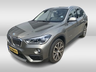 BMW X1 sDrive20i Corporate Lease High Executive / Trekhaak / Camera / Head-up / Leder / Navi. Proff / 17'' / Sportstoelen / Stoelverwarming / Cruise Control