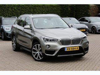BMW X1 sDrive20i Corporate Lease High Executive / Trekhaak / Camera / Head-up / Leder / Navi. Proff / 17'' / Sportstoelen / Stoelverwarming / Cruise Control