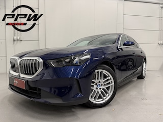 BMW 530e Edition PANO/HEAD-UP/ACC/H&K/LEER-SPORT/CURVED-DISPLAY/VENTILATIE+MEMORY/360CAMERA/LED-ADAPTIVE/KEYLESS/19"/NW.MODEL 2025/FABRIEKS-GARANTIE T/M 03-2027/NET OH BEURT GEHAD BIJ BMW DEALER/BTW-AUTO