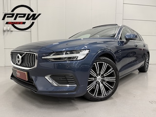 Volvo V60 T6 Recharge AWD PANO/TREKHAAK/HEAD-UP/H&K/360CAMERA/MEMORY/KEYLESS/LED/ACC/PILOT-ASSIST/CARPLAY/CRYSTAL-POOK/DONKERE-HEMEL/VOLLEDIG VOLVO DEALER HISTORIE