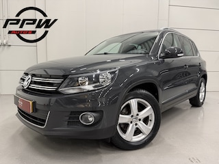 Volkswagen Tiguan 1.4 TSI 150PK Sport&Style aut. TREKHAAK/NAVI GROOT/17"LMV/CRUISE/BLUETOOTH/MF-STUUR/PRIVACY GLASS/DAKRAILS/URANOGRAU/NET OH BEURT GEHAD,INCL NW. BANDEN EN NW. APK