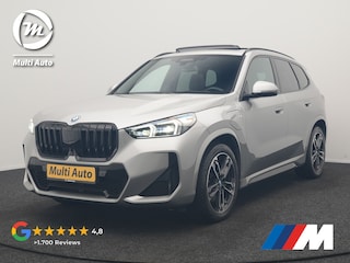 BMW X1 xDrive30e M Sport PHEV 326pk Dealer O.H. | SOH 95,9% | Trekhaak Af Fabriek | Panodak | Head Up | Adaptive Cruise | 360 Camera | Harman / Kardon | Alcantara Sportstoelen Massage & Memory | BLIS | Keyless | Stuur Verwarmd | Navigatie  Plug In Hybrid |