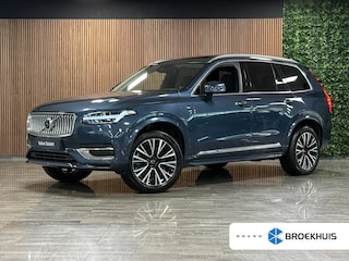 Volvo XC90 T8 AWD Recharge Plus Bright Long Range | Trekhaak | 360° Camera | Harman Kardon | 455pk | Adaptieve Cruise Control | Stoel en Stuurwielverwarming | Schuifdak | Full LED Meesturende koplampen | Google Infotainment | Pilot Assist | BLIS Dode Hoek Detectie | Standkachel met Volvo On Call App | Elektrische voorstoelen geheugen | Lederen bekleding | Zitting verlenging voorstoelen | Lederen dashboard | 20 Inch | Keyless Drive | Parkeersensoren voor+achter | Privacy Glass | Elektrisch bedienbare achterklep | 7-Persoons | 4-Zone Climate Control | Geïntegreerde zongordijnen achterportieren | Verlichte instaplijsten | Draadloos telefoon opladen | Alarm Klasse III | DAB Radio | Apple Carplay/Android Auto | Volvo On Call met mobiele App functie | Denim Blue Metallic |