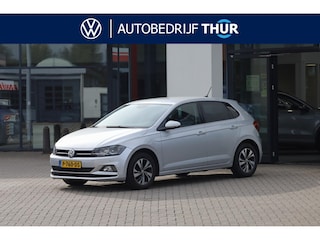 Volkswagen Polo 1.0 TSI Comfortline 95PK / 70kW DSG, 15" LMV met vierseizoenenbanden, parkeersensoren voor en achter (PDC), elektrisch verstel-, verwarm- en inklapbare buitenspiegels, navigatie, privacy glas, licht- en regensensor, cruise control, stoelverwarming, airco etc.