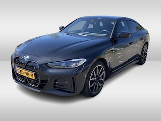 BMW i4 eDrive35 70 kWh M Sport / Camera / Leer&Alcantara / CarPlay / Luchtvering / Sfeerverlichting / 19'' / DAB / ACC Getint glas