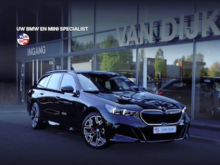 BMW 5-serie Touring 550e xDrive M Sport Pro Pano.Dak Merino Leder Harman/Kardon Head-Up Stoelventilatie Driv.Ass.Pro 360 Camera Ada Led 20"LM Velgen