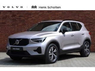 Volvo XC40 B4 Plus Dark | Elektrisch Verstelbare Voorstoelen | Trekhaak, inklapbaar | Verwarmde voorruit | Keyless entry | Elektrische Achterklep | Premium audio by Harman Kardon | Stoel-/ stuurwielverwarming | Adaptieve Cruise Control | Pilot Assist | Dodehoek herkenning