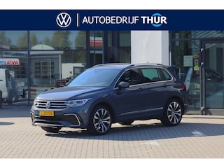 Volkswagen Tiguan 1.5 TSI R-Line Business+ 150PK / 110kW DSG, NL auto, nieuw door ons geleverd, 20" 'Suzuka' LMV, achteruitrijcamera (Rear View), parkeersensoren voor en achter (PDC), keyless start & entry, elektrische achterklep met sensorsturing (Easy Open), LED Matrix (IQ.Lights), digital cockpit pro, DAB+, Apple Carplay & Android Auto, navigatie, DAB+, draadloze telefoonlader, privacy glas, adaptieve crusie control (ACC), chrome dakrails, dynamische richtingaanwijzers, R-Line in- en exterieur, elektrisch verstel-, verwarm- en inklapbare buitenspiegels, verwarmbare voorstoel etc.