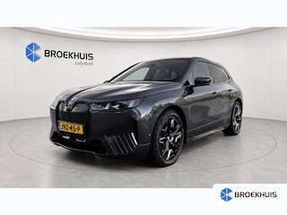 BMW iX xDRIVE45 101KWH / LEDER / FULL-LED / SKY LOUNGE / SOFT-CLOSE / 22" LMV /  ELEKTR. TREKHAAK / LUCHTVERING / HARMAN KARDON / ORG. NL. / FULL OPTIONS / NIEUWSTAAT !!
