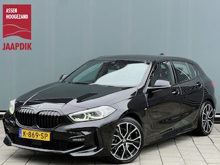 BMW 1-serie BWJ 2021 | 118i 136PK High Ex. AUTOMAAT | LEER | M-PAKKET | CLIMA | NAVI | SPORTSTOELEN | 18'' LMV | STOELVERW | CARPLAY |