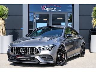 Mercedes-Benz CLA 180 AMG | 136pk | Panoramadak | Stoelverwarming | Camera | Deze Mercedes-Benz CLA 180 AMG Line combineert het elegante coupédesign met een sportieve uitstraling en het comfort dat je van Mercedes-Benz mag verwachten. De fraaie AMG-styling, de gestroo