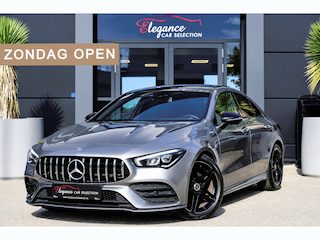 Mercedes-Benz CLA 180 AMG | 136pk | Panoramadak | Stoelverwarming | Camera | Deze Mercedes-Benz CLA 180 AMG Line combineert het elegante coupédesign met een sportieve uitstraling en het comfort dat je van Mercedes-Benz mag verwachten. De fraaie AMG-styling, de gestroo