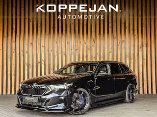 BMW 5-serie Touring 550e xDrive 490PK M-Sport | BOWER AND WILKINS | 4 WIELBESTURING | PANO | HEAD-UP | STOELVENTILATIE |