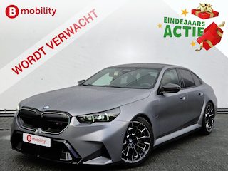 BMW 5-serie 'Frozen Grey' M-Drivers Package Origineel NL! Nw.Pr.€172.801,- Akrapovic Keramische Remmen | Carbon package | Trekhaak | Stoelventilatie/Verwarming | Bower/Wilkins
