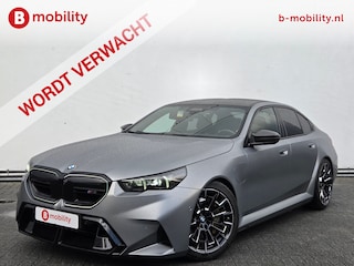 BMW 5-serie 'Frozen Grey' M-Drivers Package Origineel NL! Nw.Pr.€172.801,- Akrapovic Keramische Remmen | Carbon package | Trekhaak | Stoelventilatie/Verwarming | Bower/Wilkins