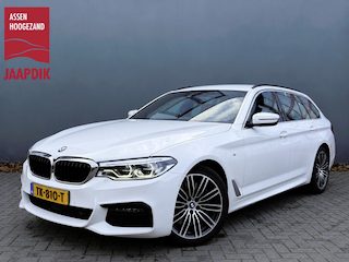 BMW 5-serie Touring BWJ 2018 540i 340 PK xDrive Touring High Executive MERINO LEDER | B&W SURROUND SOUND | ADAPTIVE CRUISE + PILOT ASSIST | STOELMASSAGE | STOELVENTILATIE | ELEKTRISCHE STOELEN+STUUR | STOELVERW. | ACHTERBANK VERW. | 360 CAM. | MEMORY | HUD | BLI