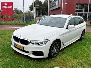 BMW 5-serie Touring BWJ 2018 540i 340 PK xDrive Touring High Executive MERINO LEDER | B&W SURROUND SOUND | ADAPTIVE CRUISE + PILOT ASSIST | STOELMASSAGE | STOELVENTILATIE | ELEKTRISCHE STOELEN+STUUR | STOELVERW. | ACHTERBANK VERW. | 360 CAM. | MEMORY | HUD | BLI