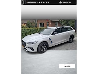 Volvo V90 2.0 T6 Plug-in Hybrid AWD Plus Dark | Long Range | Panoramadak | Luchtvering | Harman Kardon Audio | 360 Graden Camera | Lederen Bekleding | Keyless Entry | Elektrische Achterklep | Elektrisch Verstelbare Voorstoelen | Stoelverwarming | Cruise Control Adaptief | BLIS | Google Navigatie | Apple Carplay | Android Auto