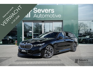 BMW 5-serie Touring 530e xDrive | M Sportpakket PRO | Trekhaak | Driving Assistant Professional |  Parking Assistant professional | Bowers & Wilkins Surround Sound System | Panoramadak | Adaptieve Cruise Controle | Alcantara Hemelbekleding | 20" Lichtmetaal styling 939 M Bicolor Schwarzgrau | Comfort Access System |