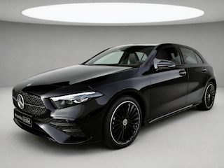 Mercedes-Benz A-klasse 250 e Business Solution AMG | AMG Plus Pakket | Night Pakket | Panoramadak | 360° Camera | Dodehoekassistent | Head-up Display | Advanced Sound System | MULTIBEAM LED Koplampen | Elektrisch Verstelbare Stoelen + Memory | Stoelverwarming | Sfeerverlichting | Apple CarPlay | Android Auto | Elektrisch Inklapbare Buitenspiegels | Parkeersensoren