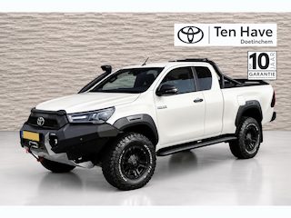 Toyota Hilux 2.8 D-4D 4WD Automaat Invincible | Verhogingsset 2" | Tonneau Cover aluminium | Pro-Forge Upper Control Arms | Ledbar 37" | 2.8L Turbo Diesel Snorkel | Vierwielaandrijving | Trekhaak | RIVAL achterbum