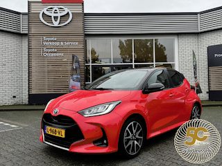 Toyota Yaris 1.5 Hybrid EXECUTIVE PANODAK JBL-AUDIO STOEL/STUURVERW NAVI PARK-SENSOREN CAMERA BLIND SPOT APPLE/ANDROID 17'' LM-VELGEN LEER AD-CRUISE CLIMA