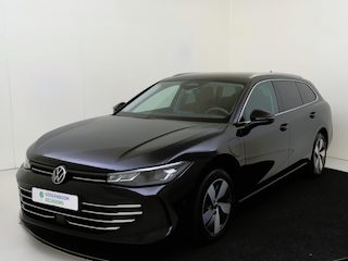 Volkswagen Passat Variant 1.5 eHybrid Business | SoH 100% | Trekhaak | Adaptieve demping | ErgoActive stoelen met massage | Head-up display | Keyless | Adaptieve cruise control | Dodehoekdetectie | Stoel- en stuurwielverwarming |