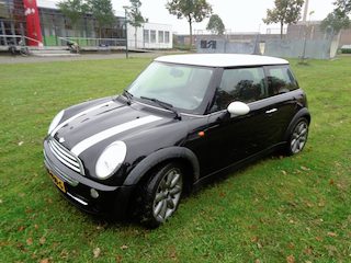 Mini Cooper stuurt af  toe zwaar