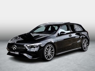 Mercedes-Benz A-klasse 180 Star Edition AMG Line | Panoramadak | Night Pakket | Achteruitrijcamera | Sfeerverlichting | Stoelverwarming | Multibeam LED | Dodehoekassistentie | Winter Pakket incl. Stuurwielverwarming