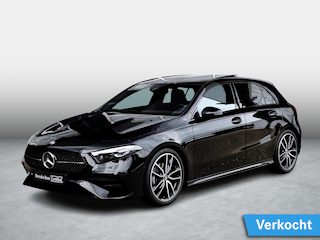 Mercedes-Benz A-klasse 180 Star Edition AMG Line | Panoramadak | Night Pakket | Achteruitrijcamera | Sfeerverlichting | Stoelverwarming | Multibeam LED | Dodehoekassistentie | Winter Pakket incl. Stuurwielverwarming