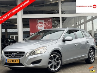 Volvo V60 1.6 T3 SUMMUM | NL-AUTO! | DEALER OH! | TREKHAAK!