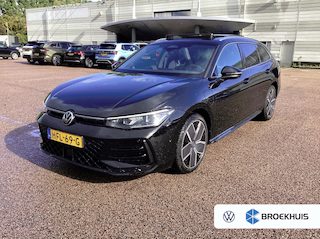 Volkswagen Passat Variant 1.5 eHybrid 272PK R-Line Edition Schuif-kanteldak | Wegklapbare trekhaak | 360 camera | Dode-hoek detectie | Elektrische achterklep | Stoelverwarming voor en achter | Stuurwielverwarming | VERLENGDE GARANTIE!