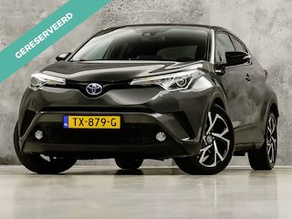 Toyota C-HR 1.8 Hybrid Bi-Tone Dynamic Automaat (NAVIGATIE, CAMERA, STOELVERWARMING, SPORTSTOELEN, GETINT GLAS, ADAPTIVE CRUISE, ZWART HEMEL, KEYLESS, NIEUWSTAAT)