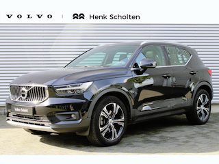 Volvo XC40 2.0 T4 Inscription | Lederen Bekleding | Trekhaak | Panoramisch Schuif-/Kanteldak | Pilot Assist | Adaptive Cruise Control | 19-inch Lichtmetalen Velgen | Stoelverwarming Voor- en Achterin | Stuurverwarming | Keyless | Apple Carplay/Android Auto | DAB | Navigatie | Bluetooth | Elektrische Achterklep |