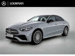 Mercedes-Benz C-klasse 300 e 140 Years Edition | Comfortpakket Plus | Nightpakket | Parkeerpakket met 360°-camera | Trekhaak | Panoramaschuifdak | GUARD 360° Plus | Middenconsole metaalstructuur | DISTRONIC | 19" multispaaks lichtmetalen AMG-velgen |