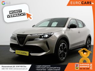 Alfa Romeo Junior Elettrica Automaat 156PK Adaptieve Cruise Control LMV 18 inch Full Led Matrix Parkeer sensoren Navigatie Apple Carplay / Android auto Climate Control