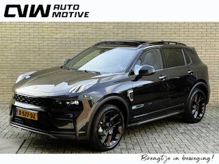 Lynk & Co 01 1.5 PHEV 261pk | Blackline | Zwarte hemel | Rolhoes | 360 camera | Panoramadak | 20 inch velgen | Adaptieve cruise | Navigatie | CarPlay | Keyless | LED | DAB | Infinity | Stoelverwarming | Elektrische achterklep | Volledig dealeronderhouden | Fabrieksgarantie