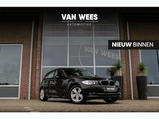 BMW 118i Executive Facelift | Origineel NL | 2e eigenaar | 143 pk | Sportstuur | Cruise control | Sportstoelen | Climate control | Trekhaak | Parkeersensoren | Regensensor