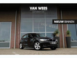 BMW 118i Executive Facelift | Origineel NL | 2e eigenaar | 143 pk | Sportstuur | Cruise control | Sportstoelen | Climate control | Trekhaak | Parkeersensoren | Regensensor