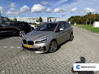 BMW 2-serie Tourer 220i Business Edition Plus l Leder l Panoramadak l Stoelverwarming l Camera l Head up l Elekt. Klep l Full LED l