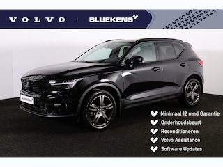 Volvo XC40 B3 Plus Dark Special - IntelliSafe Assist - Harman Kardon audio - Elektr. bebienbare voorstoelen met geheugen links - Parkeercamera achter - Verwarmde voorstoelen & stuur - Verwarmbare voorruit - Keyless - Elektr. bedienbare achterklep - Inklapbare trekhaak - Parkeersensoren voor & achter - Draadloze tel. lader - Verlengde achterspoiler - Originele 18 inch wielen gepoedercoat in Volvo V70 R-kleur - Mistlichten voor met bochtenverlichting - Getint glas v.a. B-stijl