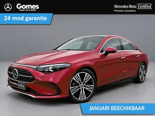 Mercedes-Benz CLA 180 Business Solution Luxury | Beige Interieur | Premium Pakket | Winter Pakket | Panoramadak | Trekhaak | MBUX Superscreen | 360° Camera | Adaptieve Cruise Control | Dodehoekassistent | Verkeersbordenassistent | Elektrisch Verstelbare Stoelen + Memory | Stoelverwarming | Stuurverwarming | Sfeerverlichting | THERMOTRONIC Klimaatregeling | Sierdelen Openporig Bruin Eikenhout | Apple CarPlay | Android Auto | Elektrische Klep Kofferbak | Achteruitrijcamera | Parkeersensoren