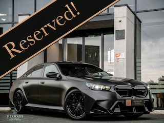 BMW 5-serie Limousine G90 / B&W Audio / Frozen / M-Carbon / Pano / HUD / Iconic Glow