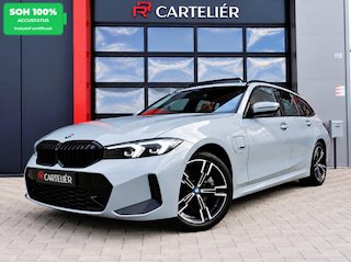 BMW 3-serie Touring 330e M-Sport Brooklyn Grau | Pano | Leder | Head-Up | Camera | Carplay | Digital Dash | Cognac Leder | Led | Trekhaak | Android Auto | Stoelverwarming | Cruisecontrol | Lane Assist | Draadloos Opladen | F1 Flippers | Dealer Onderhouden