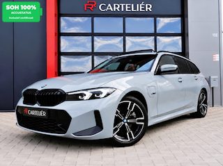 BMW 3-serie Touring 330e M-Sport Brooklyn Grau | Pano | Leder | Head-Up | Camera | Carplay | Digital Dash | Cognac Leder | Led | Trekhaak | Android Auto | Stoelverwarming | Cruisecontrol | Lane Assist | Draadloos Opladen | F1 Flippers | Dealer Onderhouden