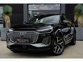 Audi Q6 e-tron S edition quattro 100 kWh | 428 PK | Panoramadak | Trekhaak | 360 camera | Audi Q6 e-tron S edition quattro met 428 PK en een volledig elektrische aandrijflijn met 100 kWh accupakket en quattro vierwielaandrijving, voorzien van een panoramadak met comfortabele rij e