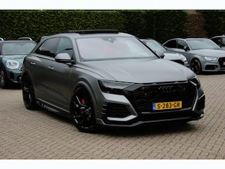 Audi Q8 RSQ8 4.0 TFSI quattro / URBAN / Milltek / Trekhaak / Panoramadak / 360Camera / Head-up / B&O 3D / Keramisch / Achterasbesturing / 23'' / RS Dynamic Pakket / Keyless / Carbon intr. / Ventilatie+Massage / Dodehoek /