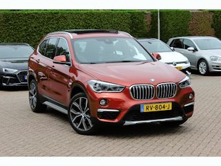 BMW X1 xDrive20i High Exe. / Trekhaak / Panoramadak / Head-up / Leder / 19'' / Navigatie / Stoelverwarming / Sportstoelen / DAB / Cruise Control