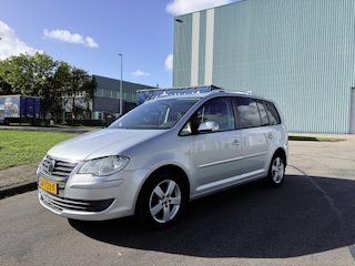 Volkswagen Touran 1.4 TSI Highline Automaat 141 PK. Mooie en zeer goed onderhouden auto !!! Alle keuringen toegestaan !!